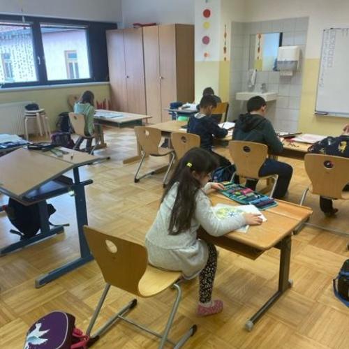 SchülerInnen bei der Hausaufgabenbetreuung