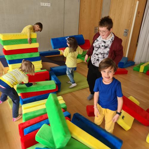 Kinder bauen mit Pölstern