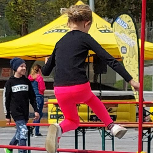 Hindernislauf, Kind beim springen