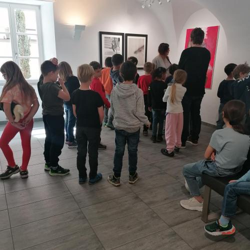 Kinder erfahren etwas über Fotografien