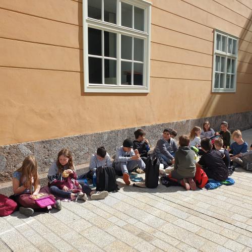3. Klasse  beim Essen