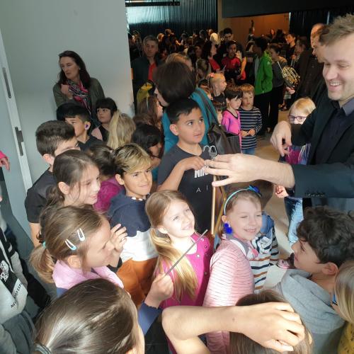 Kinder durften die Triangel spielen