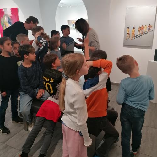 Kinder sehen gespannt die Skulptur an