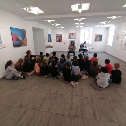Kinder sitzen am Boden