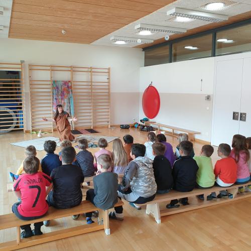 Kinder schauen der Autorin beim Vorspieln zu