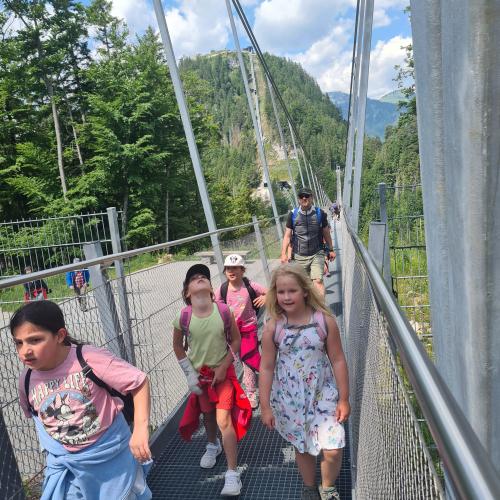 SchülerInnen gehen über die Brücke