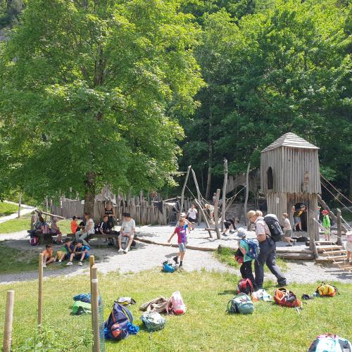 Spielende Kinder am Spielplatz