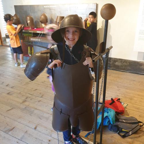 Kind verkleidet als Ritter