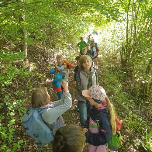 Kinder auf Wanderweg