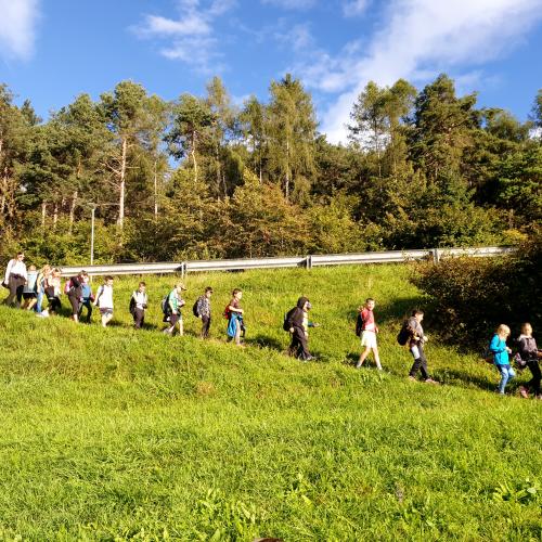 Kinder auf Wanderweg