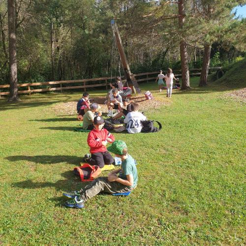 Kinder jausnen am Spielplatz