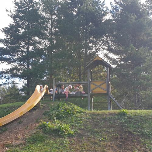 Kletterturm und Rutsche