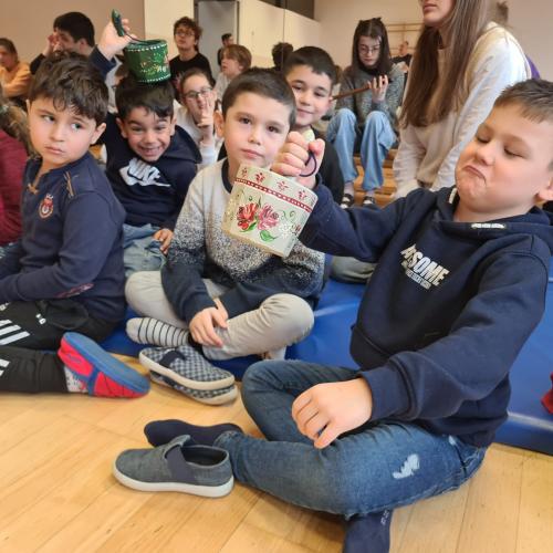 Kinder halten Kübele von der Fasnacht