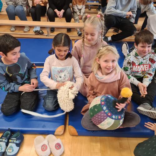 Kinder berühren Gegenstände der Fasnacht