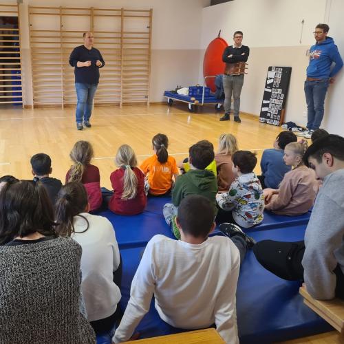 Kinder hören den Erwachsenen zu