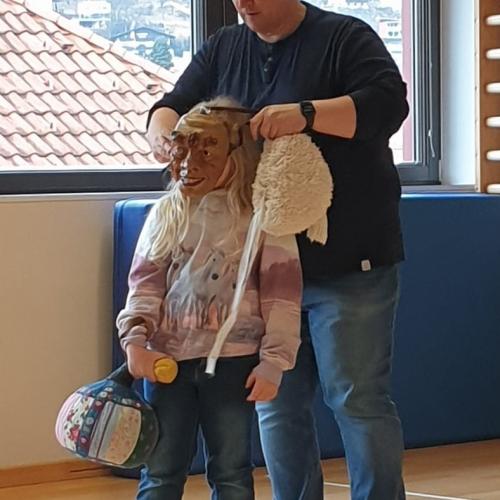 Kind wird als Wiflig verkleidet