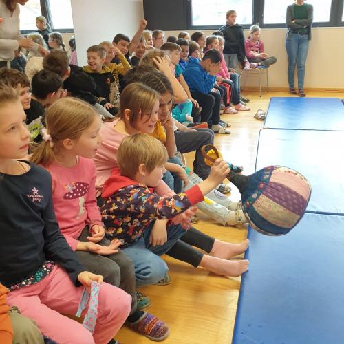 Zuschauer dürfen Wifligsack ausprobieren