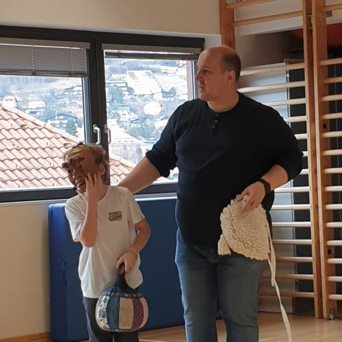 Kind mit Larve und Wifligsack
