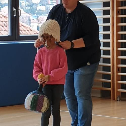 Kind mit Fatzelkappe und Wiflig