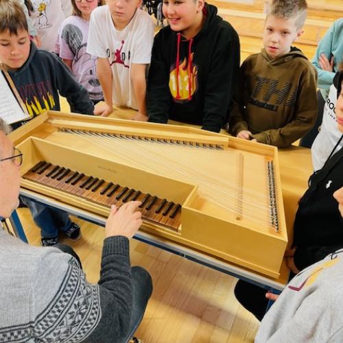 Kinder hören der Musik zu