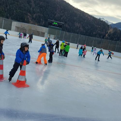 verkleidete Kinder beim Eislaufen