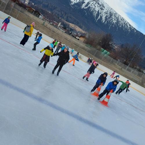 verkleidete Kinder beim Eislaufen