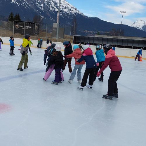 verkleidete Kinder beim Eislaufen