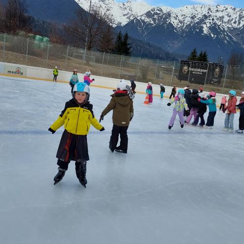verkleidete Kinder beim Eislaufen