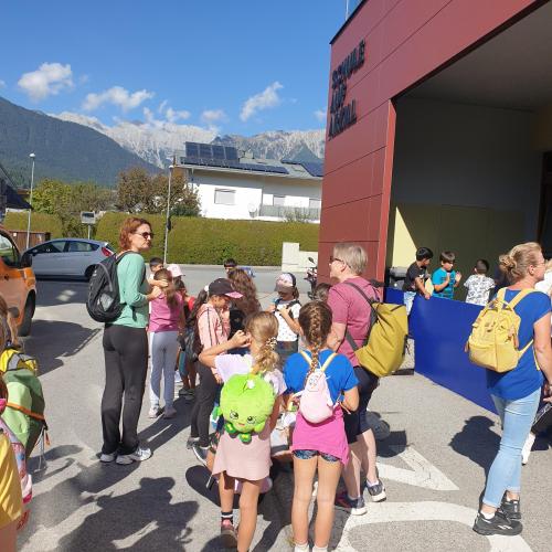 Kinder vor der Schule