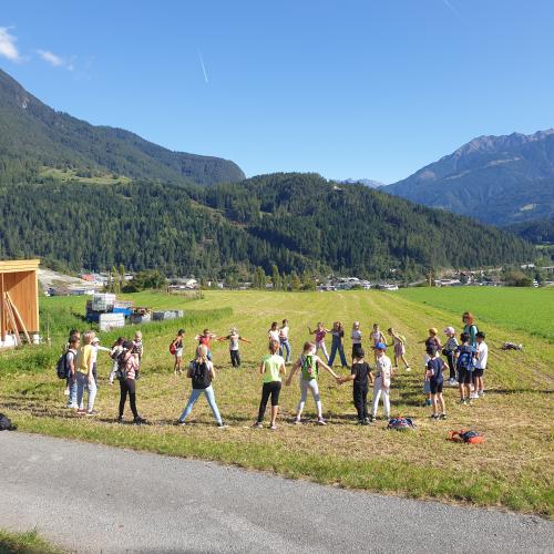Kinder spielen auf einem Feld