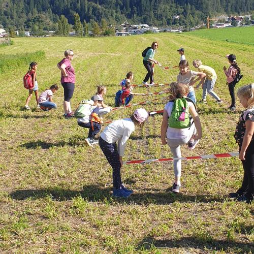 Kinder spielen auf einem Feld