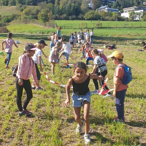 Kinder spielen auf einem Feld