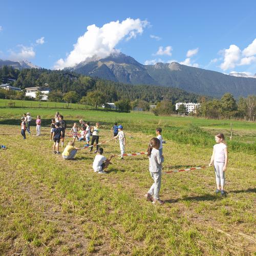 Kinder spielen auf einem Feld