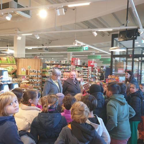 Kinder in SPAR Filiale