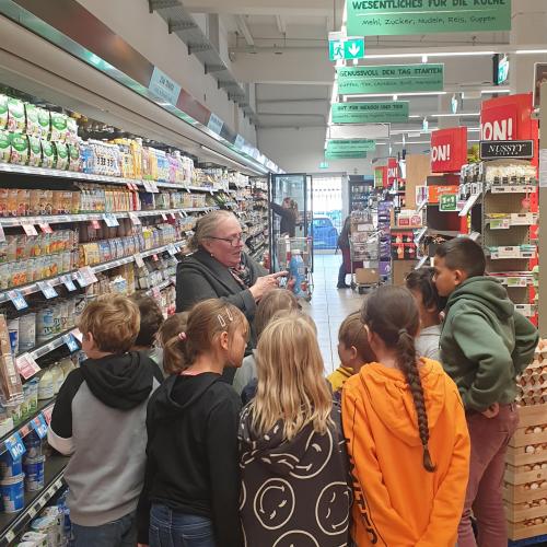 Kinder in SPAR Filiale