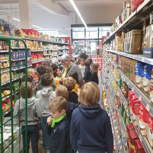 Kinder in SPAR Filiale