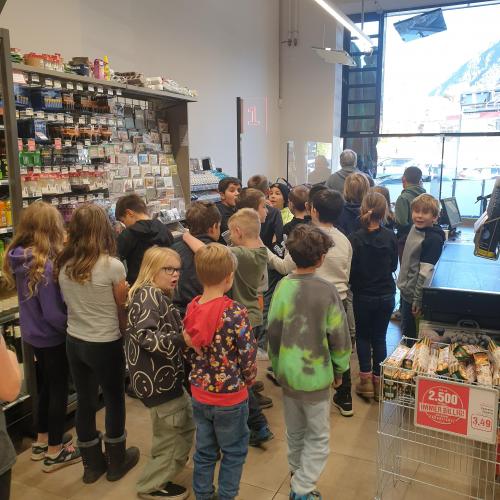 Kinder in SPAR Filiale