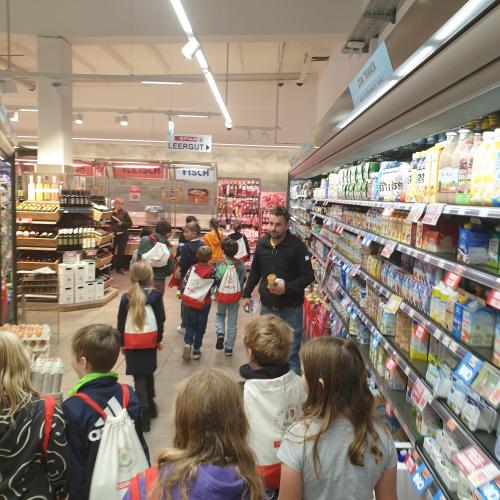 Kinder in SPAR Filiale