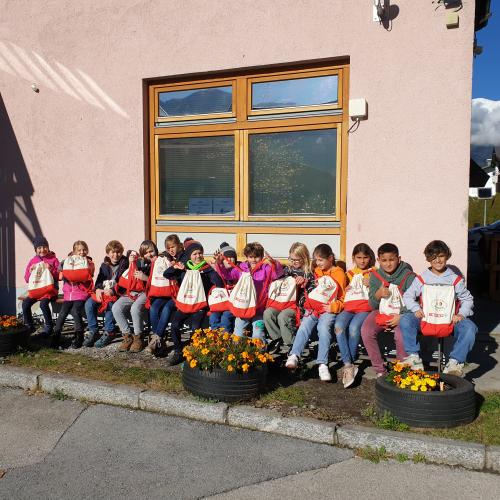 Kinder vor Schulhaus