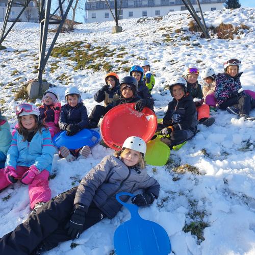 Kinder sitzen im Schnee