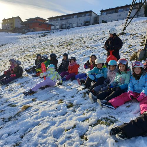 Kinder sitzen im Schnee