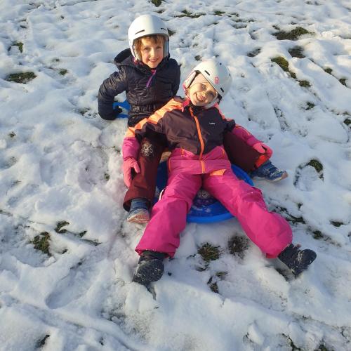 Kinder sitzen im Schnee