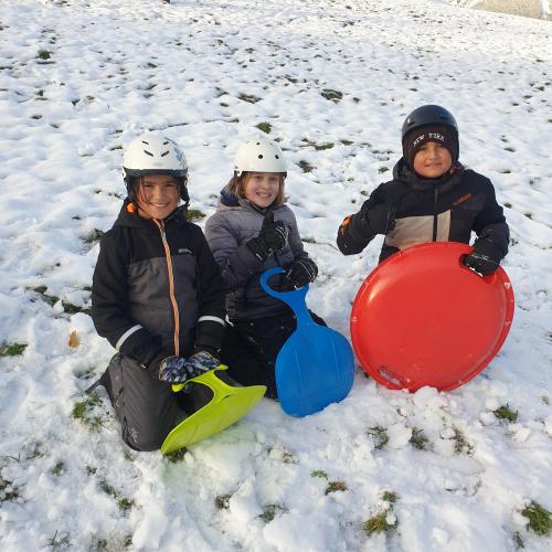 Kinder sitzen im Schnee