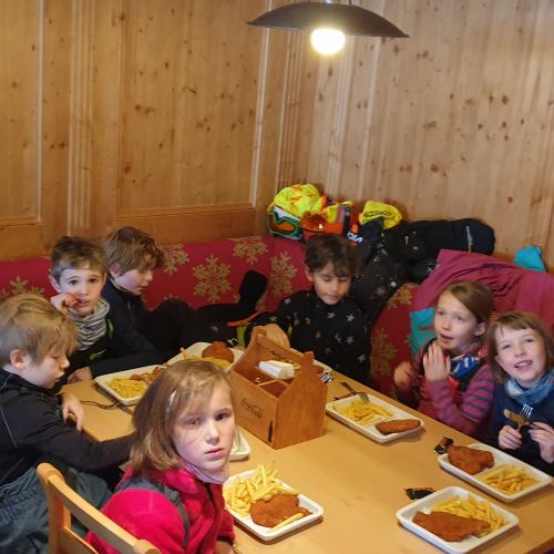 Kinder beim Mittagessen