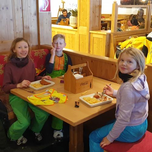Kinder beim Mittagessen