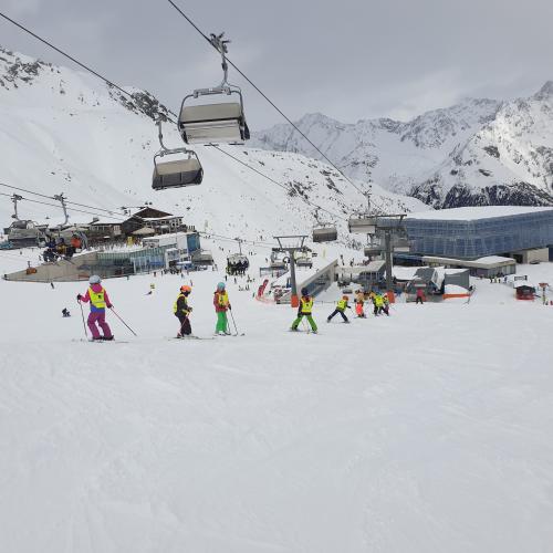 Kinder auf Skipiste