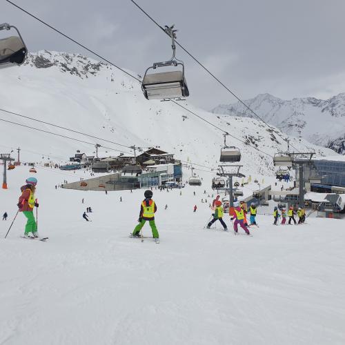 Kinder auf Skipiste