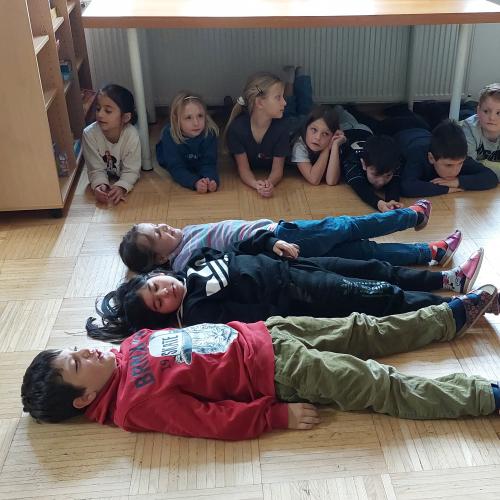 Kinder beim Theaterspielen