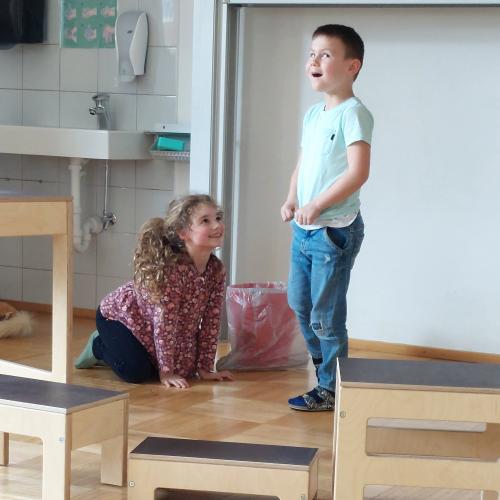 Kinder beim Theaterspielen