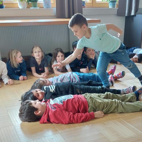 Kinder beim Theaterspielen